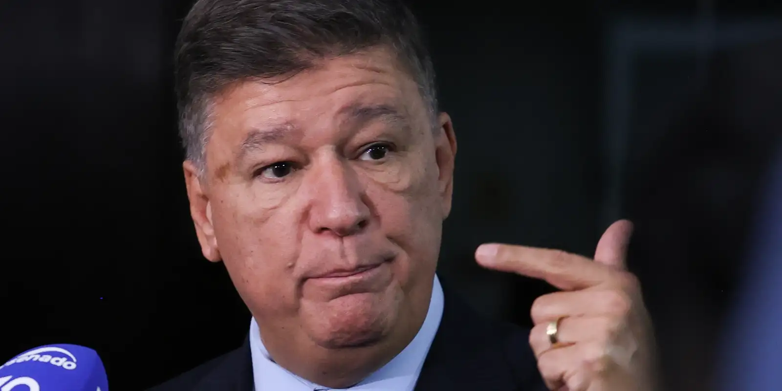 Dino dá 5 dias para senador explicar repasse de emendas à Lagoinha