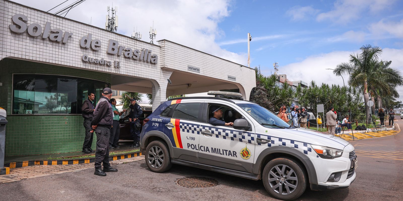 Moraes nega livre acesso de filhos de Bolsonaro à prisão domiciliar